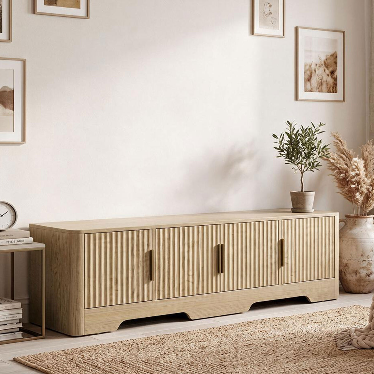 Meuble TV 140 cm, Meuble Télé pour Téléviseur jusqu'à 60 Pouces, 4 Portes Cannelées et Étagères Réglables, Chêne
