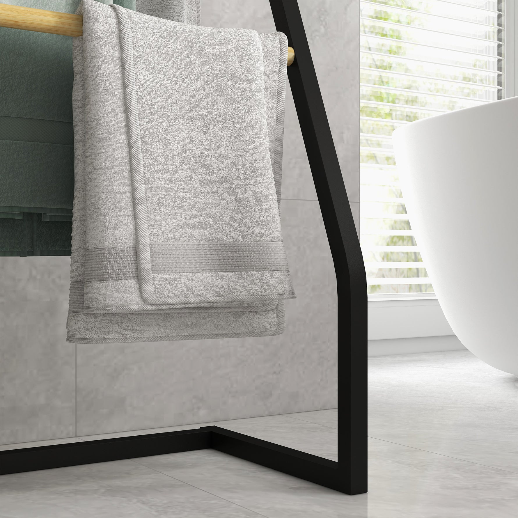 Porte-serviettes sur pieds en bambou et acier avec 4 barres support 40,5L x 28l x 98H cm - noir et naturel
