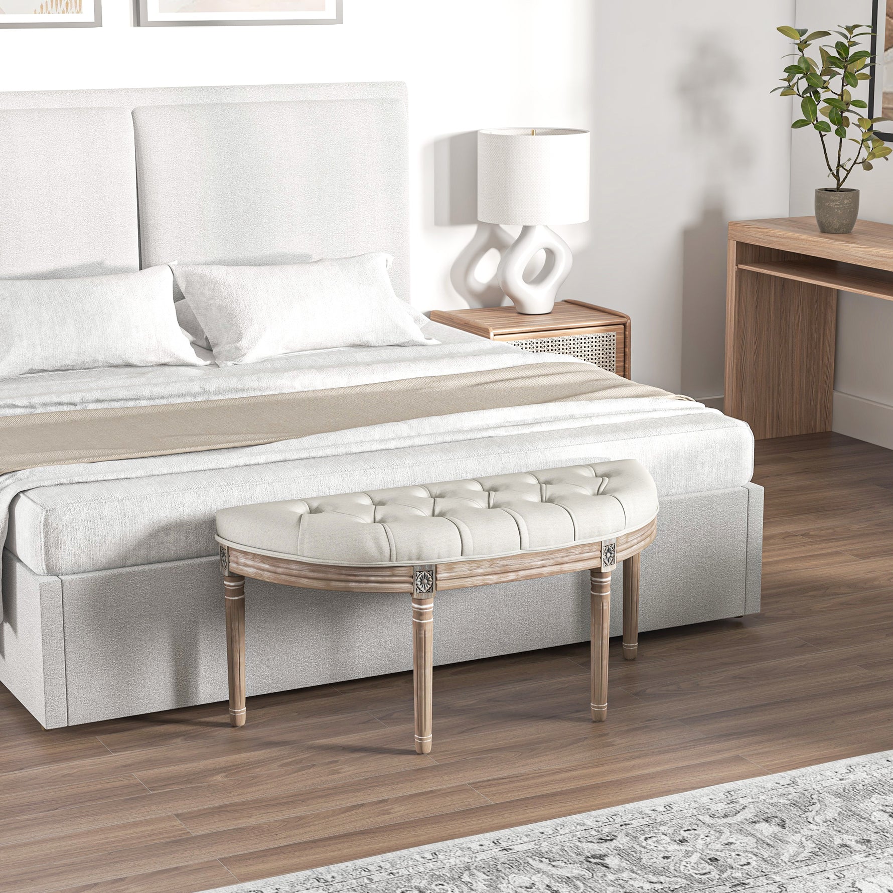 Banc bout de lit en forme demi-lune style Louis XVI structure en bois massif sculpté siège en tissu aspect lin crème