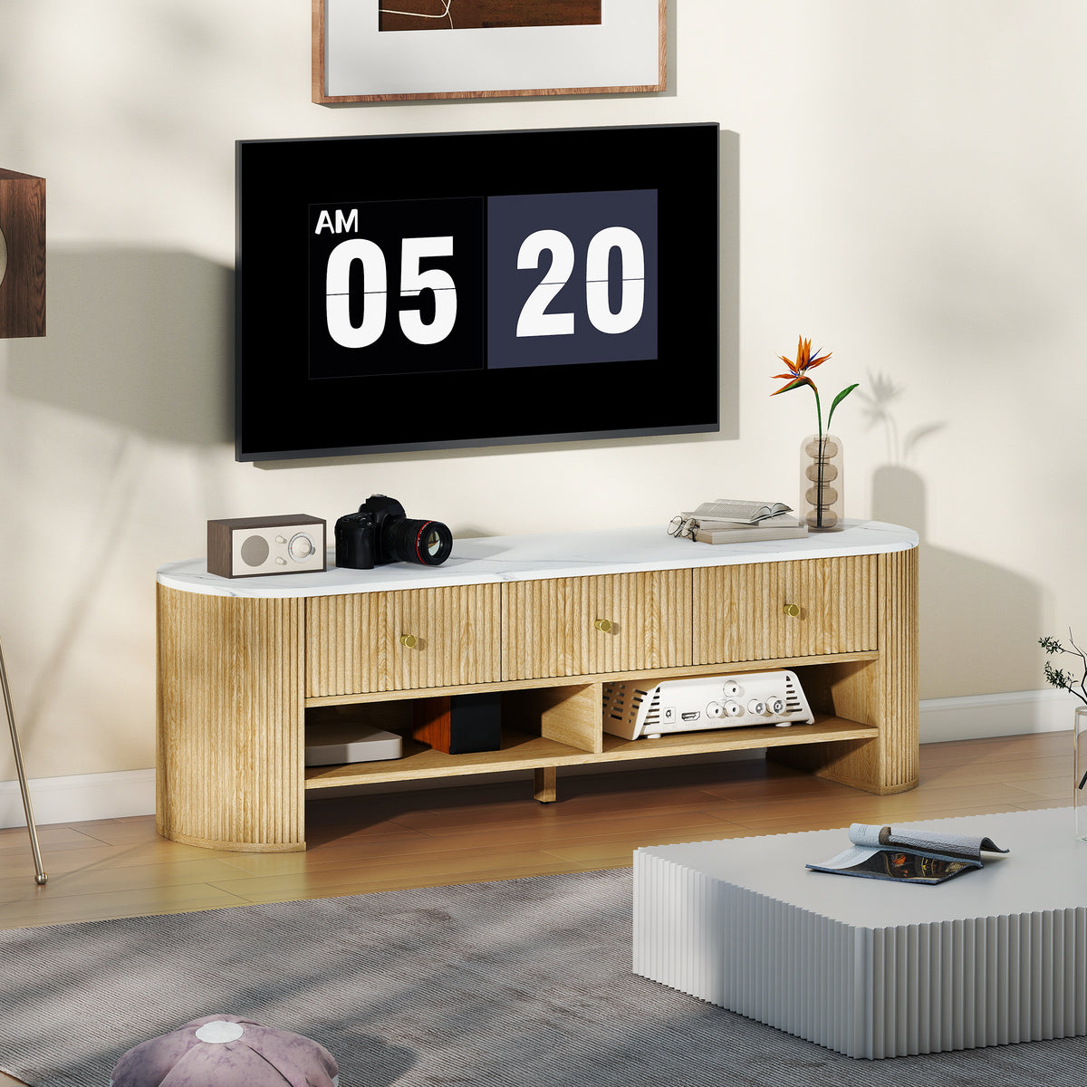 Meuble TV 140 cm, meuble télé pour téléviseur 65 pouces effet marbre 3 tiroirs façades à cannelures effet bois naturel