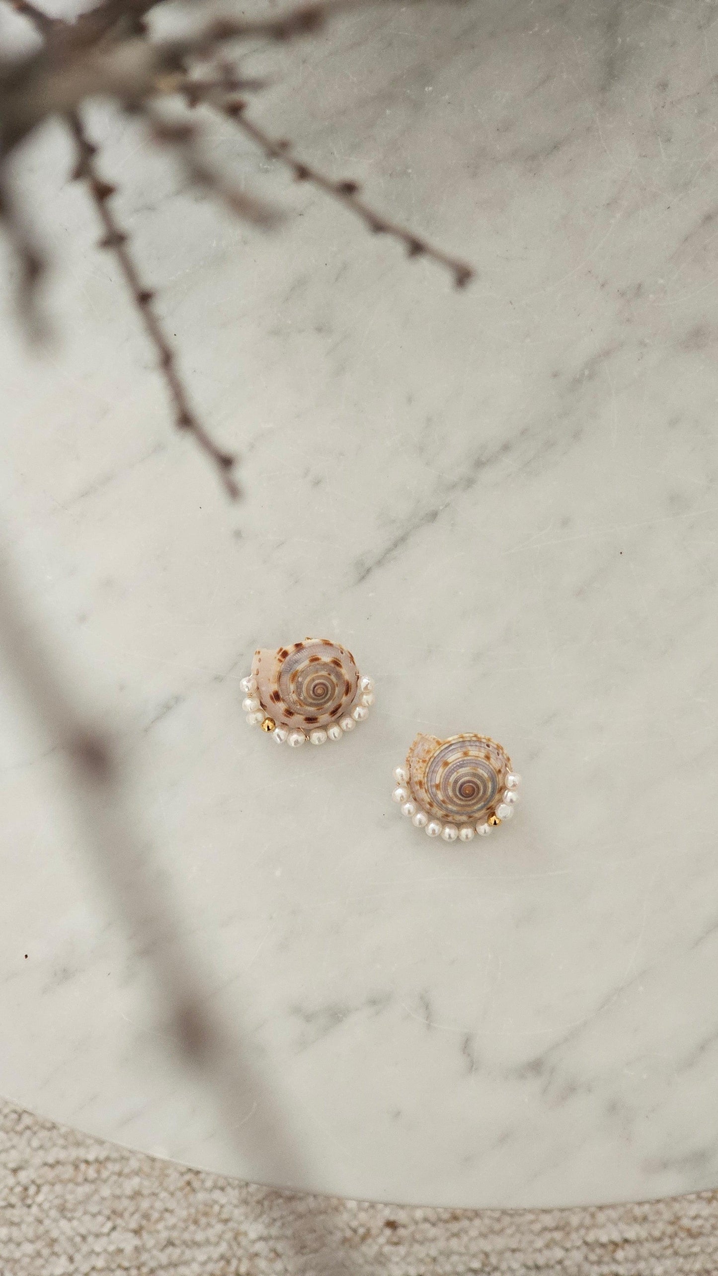Boucles Chanel en coquillage