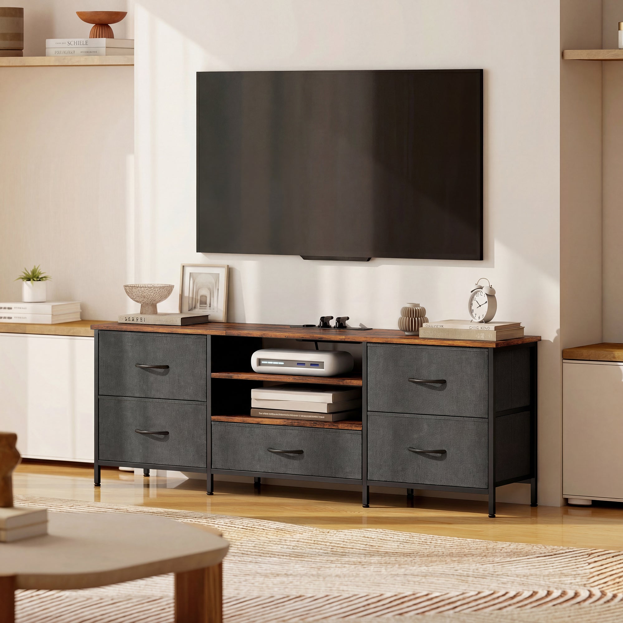 Meuble TV 140 cm, meuble télé 65 pouces, station de charge, 5 tiroirs en tissu, étagères ouvertes, 140x30x50cm, marron