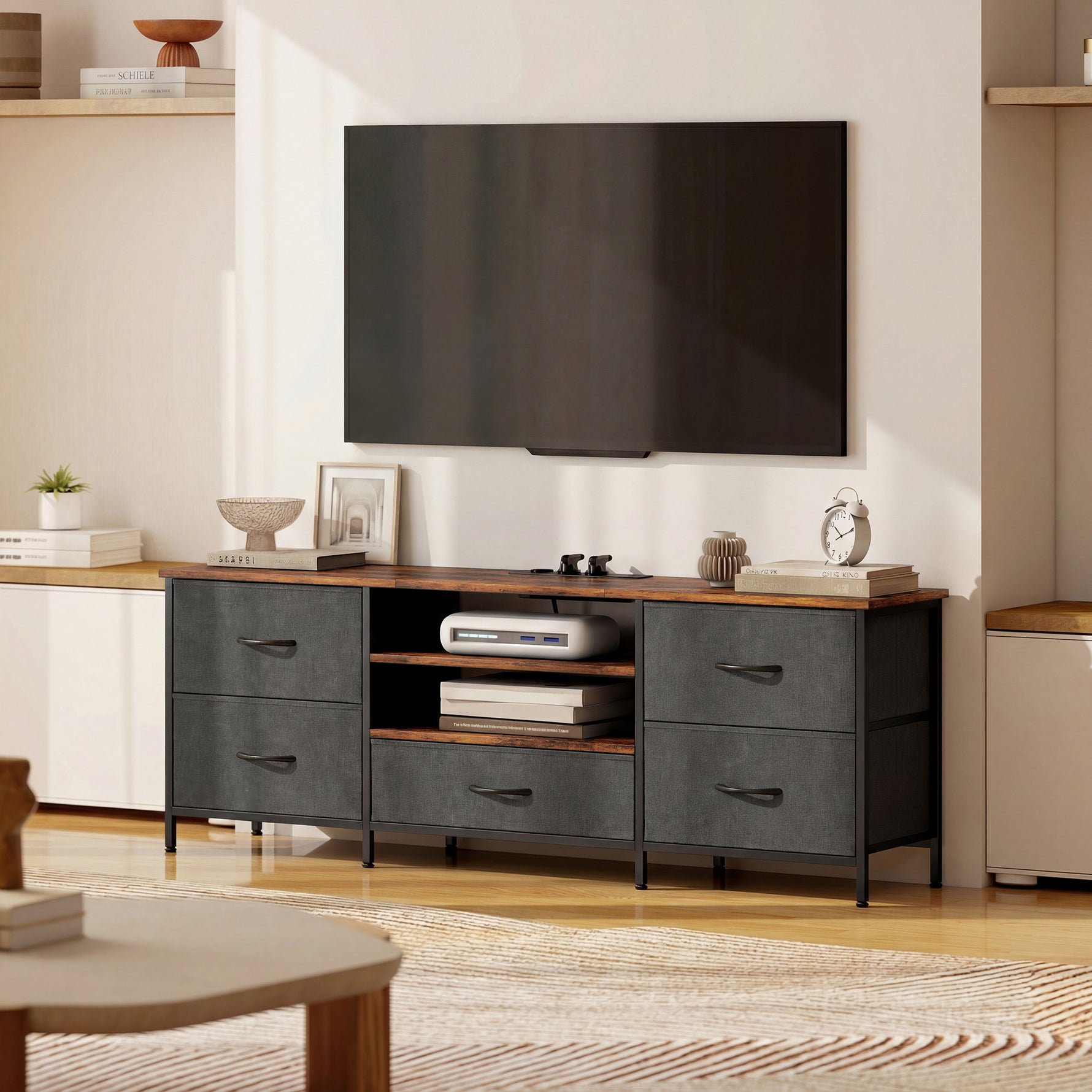 Meuble TV 140 cm, meuble télé 65 pouces, station de charge, 5 tiroirs en tissu, étagères ouvertes, 140x30x50cm, marron