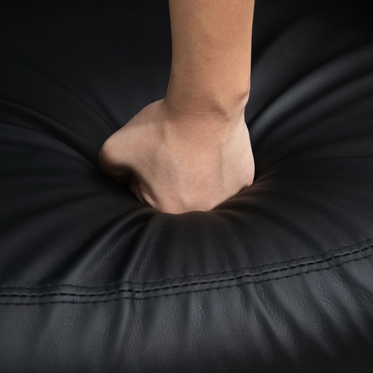 Poltrona relax reclinabile con poggiapiedi regolabile, rivestimento sintetico nero