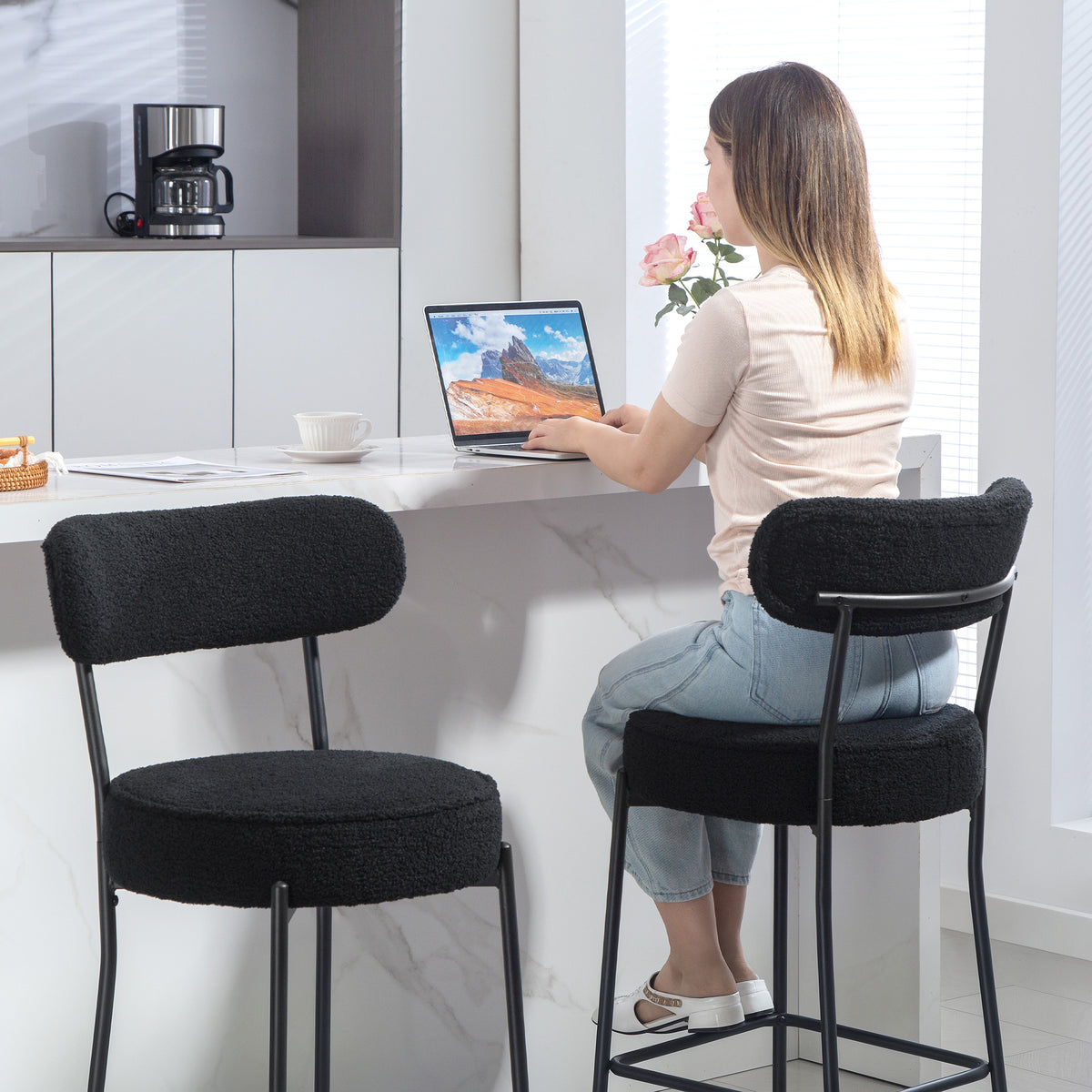 Lot de 2 tabourets de bar en tissu bouclette, chaises de bar avec dossier courbé, repose-pieds, 49x52x95cm, noir