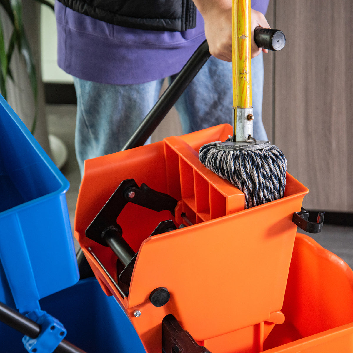 Chariot de ménage chariot de lavage professionnel essoreuse latérale seau 26 L + panier de rangements 78 x 45 x 95 cm métal et plastique orange