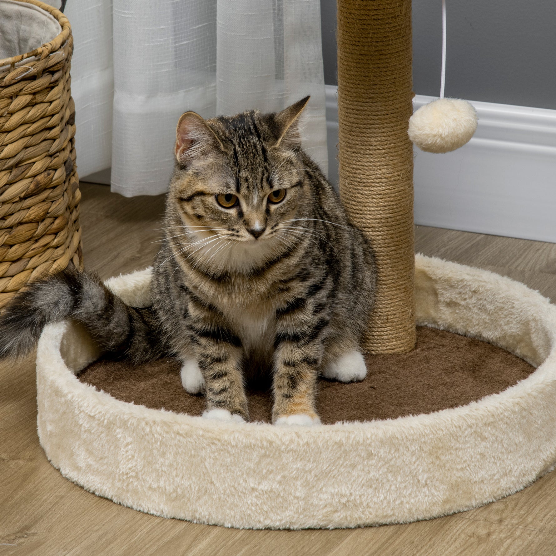 Arbre à chat griffoir grattoir en forme de patte 2 plateformes et un pompon suspendu hauteur 44 cm marron
