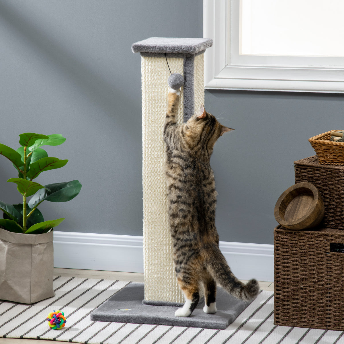 Griffoir pour chat poteau griffoir chat en sisal et peluche, boule suspendue base stable 41 x 41 x 81 cm gris et crème