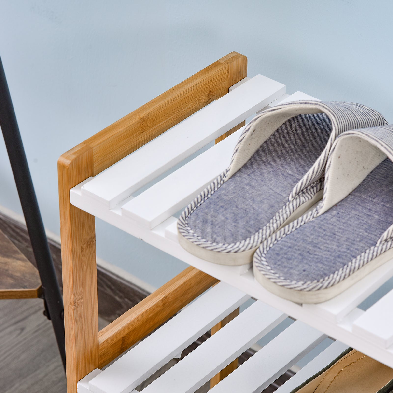 Étagère à chaussures à 3 niveaux, porte-chaussures en bois de pin avec 3 étagères à lattes, pour salon, entrée, 70 x 26 x 57,5 cm, blanc et effet bois naturel