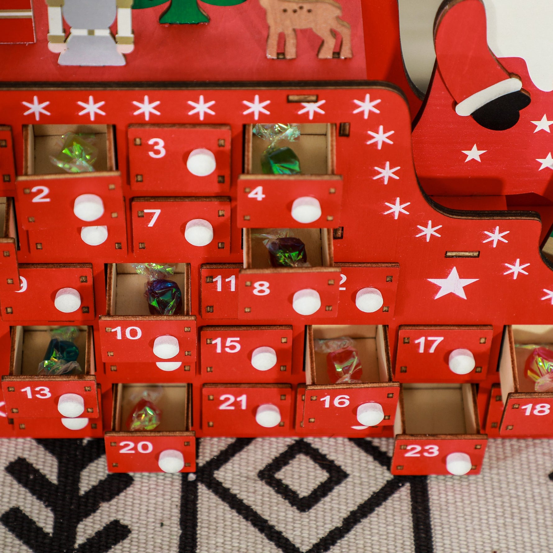 Calendrier de l'Avent à remplir en bois, décoration de Noël avec 24 tiroirs, Père Noël et traîneau, 22,5x8x36cm, rouge