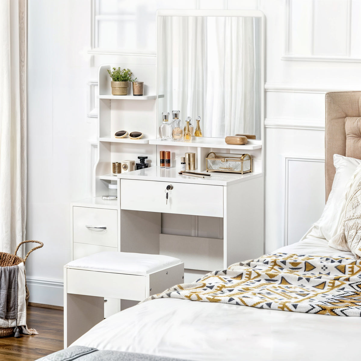 Ensemble de coiffeuse avec tabouret rembourré grand miroir + plusieurs étagères ouvertes + 4 tiroirs blanc