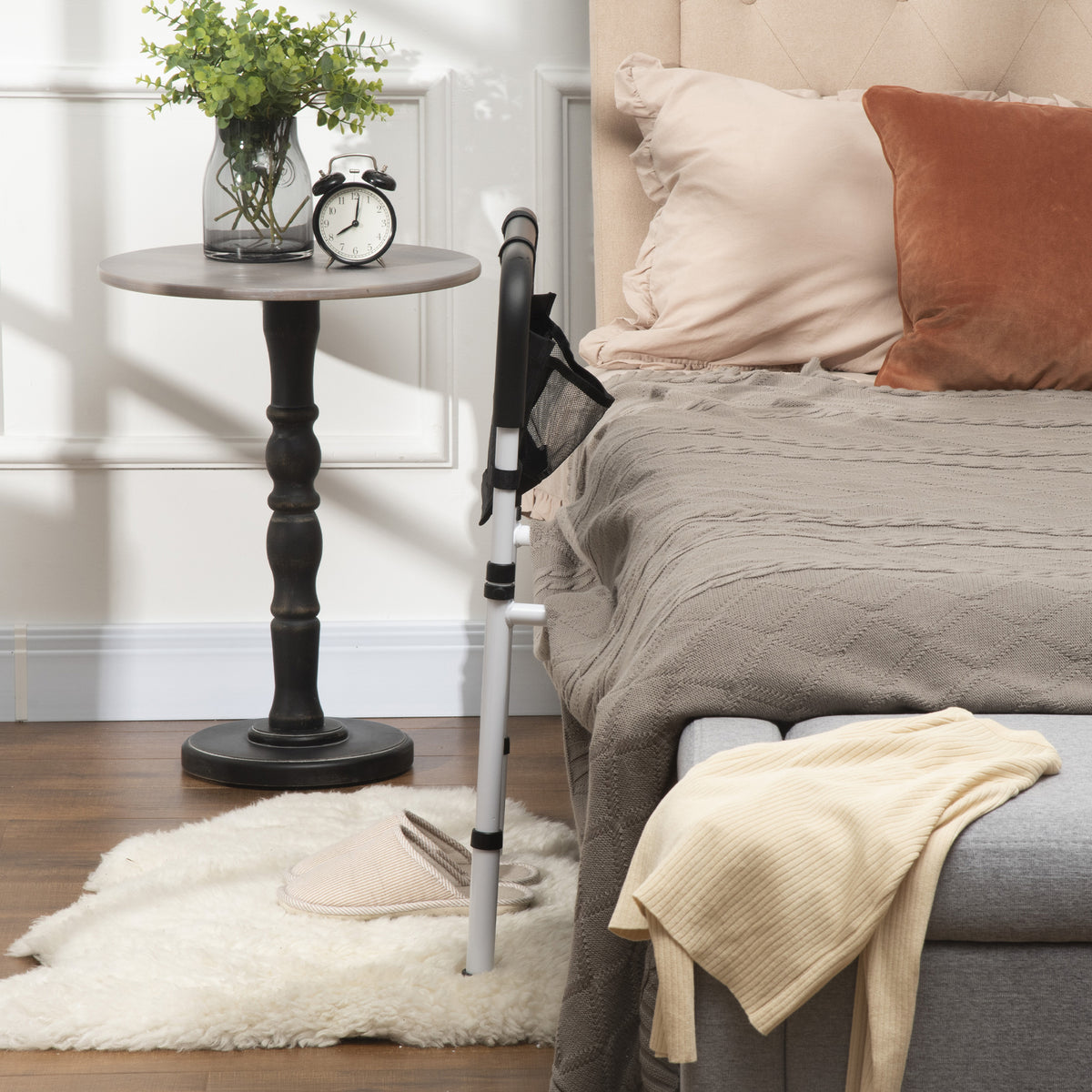 Sponda letto con piedini, protezione regolabile in 5 altezze, tasca portaoggetti, 52 x 85-95 x 71-102 cm, bianco nero