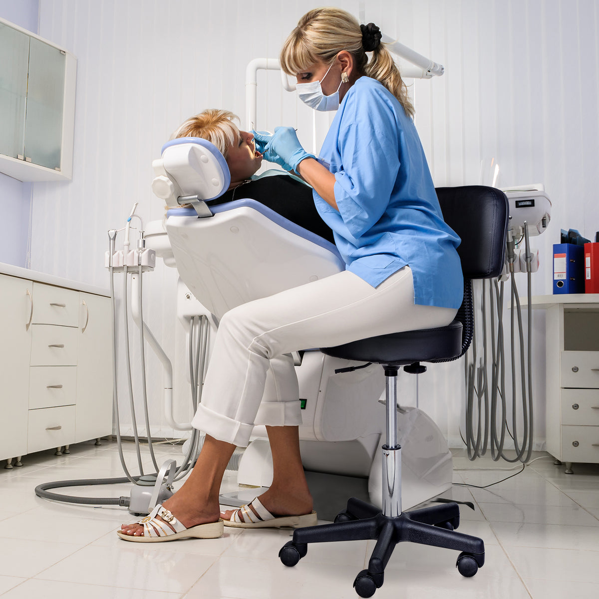 Tabouret massage a roulettes reglable en hauteur pivotant avec dossier ergonomique noir