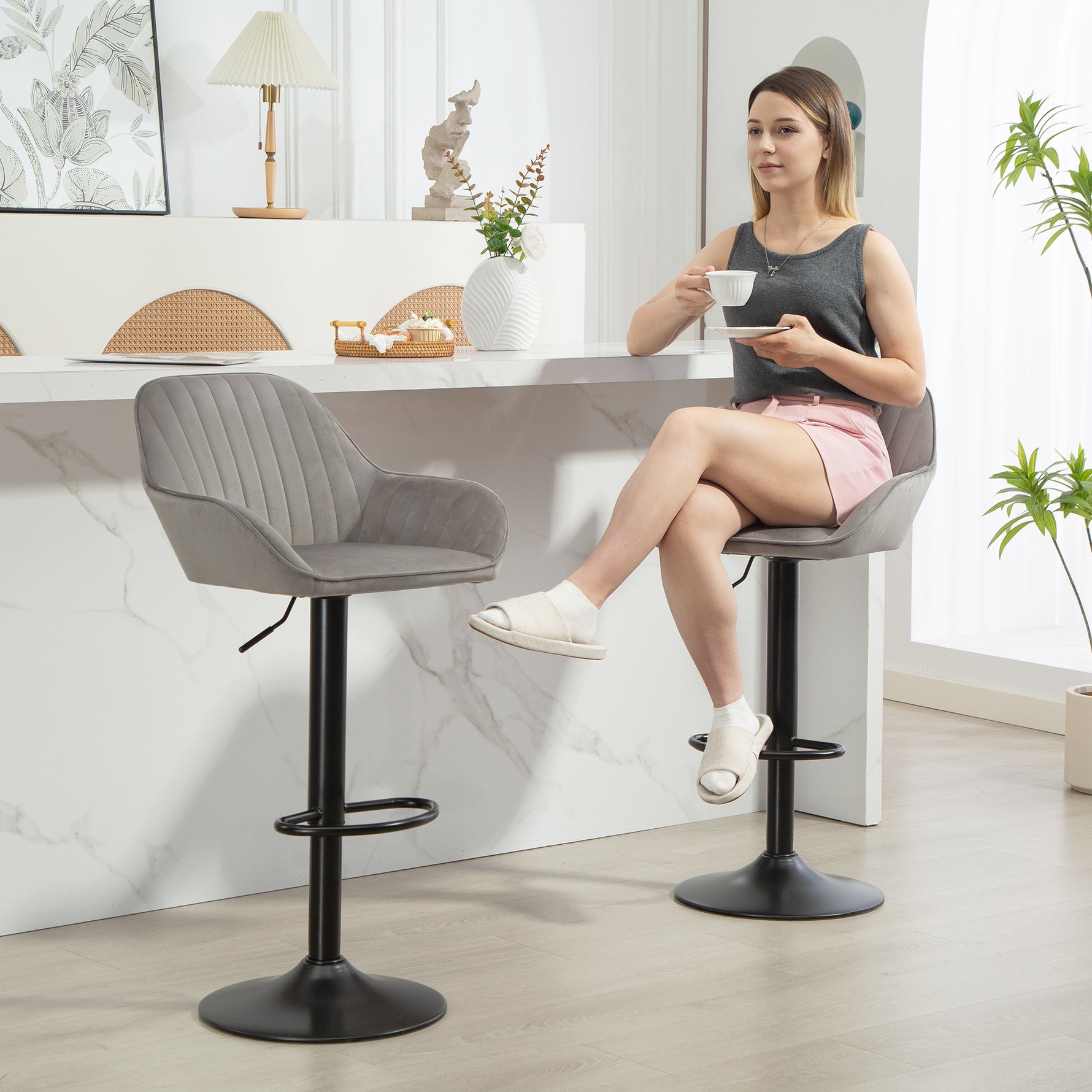 Lot de 2 tabourets de bar, chaises de bar en velours avec dossier, repose-pieds, hauteur réglable et pivotante gris