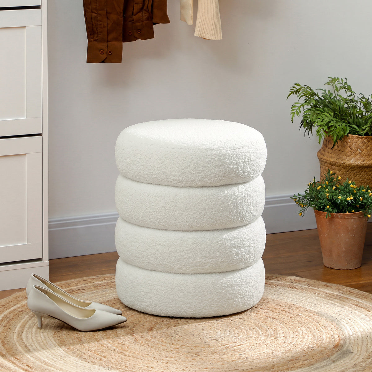 Poggiapiedi da soggiorno, sgabello ottomano rotondo imbottito in tessuto Teddy, per camera da letto, ingresso, Ø 40 x 45 cm, bianco