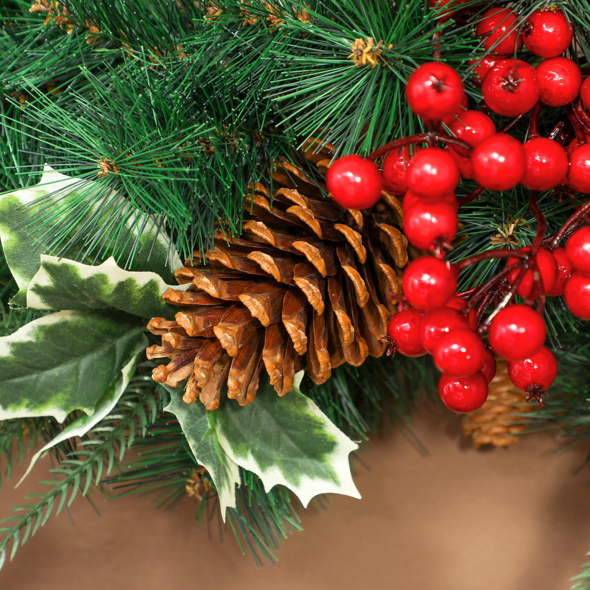 Beleuchteter Weihnachtskranz 60 cm mit 35 LEDs, Timer, 170 Zweigspitzen, Tannenzapfen, Beeren, Stechpalmenblättern, Grün