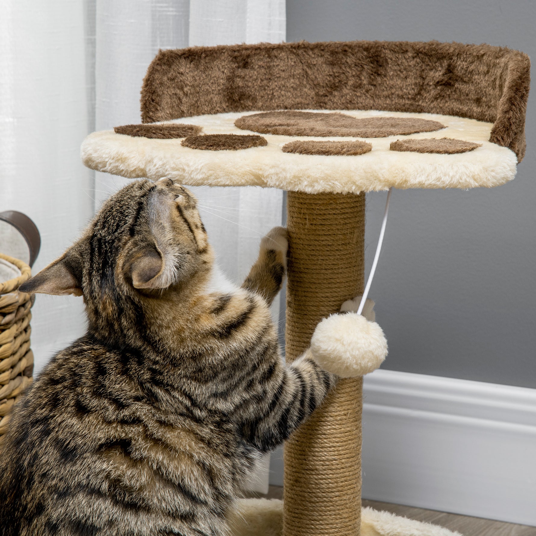 Arbre à chat griffoir grattoir en forme de patte 2 plateformes et un pompon suspendu hauteur 44 cm marron