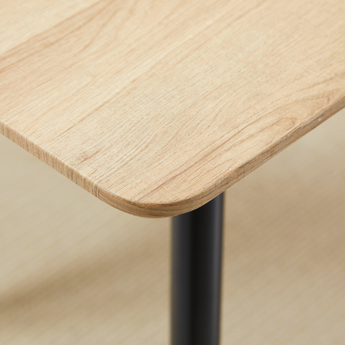 Table à manger 4 personnes rectangulaire avec plateau effet bois et 4 pieds en acier 140 x 80 x 76 cm noir