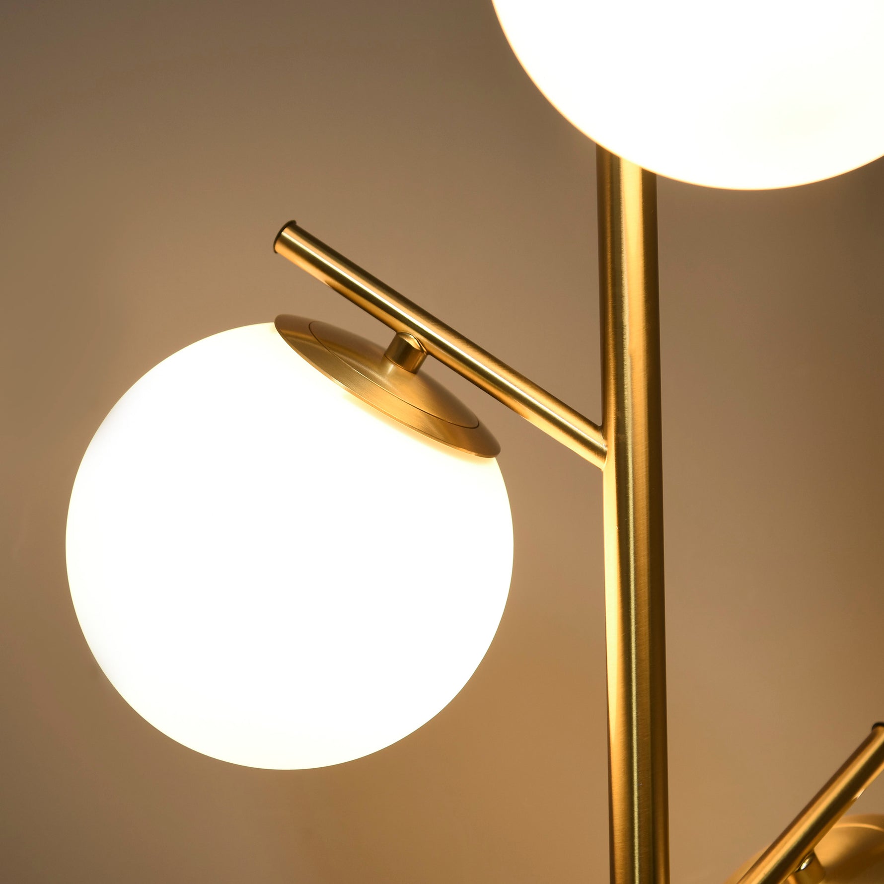 Lampadaire sur pied salon en métal avec 3 abat-jours globe blanc verre dépoli 40W Ø 27 x 169H cm doré