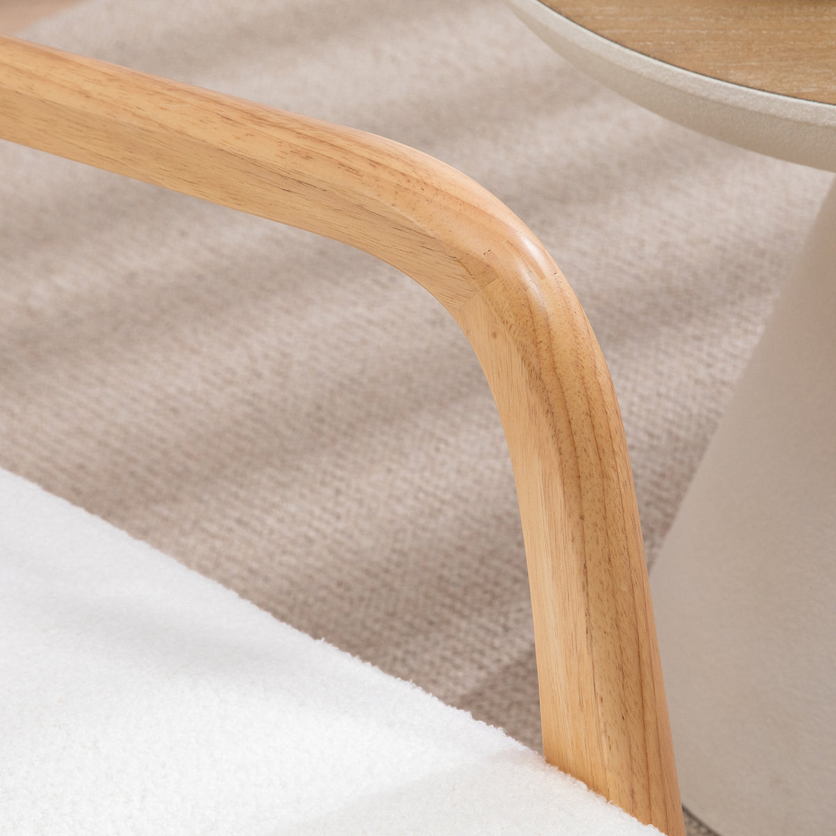 Fauteuil lounge - 3 coussins inclus - assise profonde - accoudoirs - structure bois hévéa - aspect velours crème