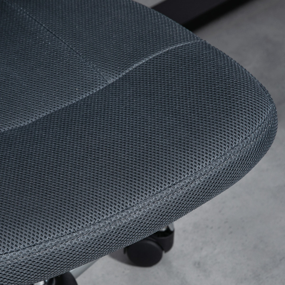 Chaise de bureau ergonomique hauteur réglable piètement chromé pivotant 360° revêtement maille gris foncé