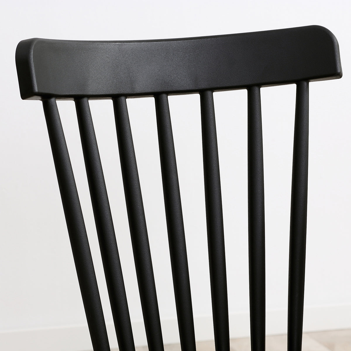 Lot de 4 chaises style scandinave dossier haut assise en polypropylène pieds en hêtre 48 x 52,5 x 83 cm noir