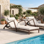 Bain de soleil, chaise longue en résine tressée avec dossier réglable, roulettes, coussin et accoudoirs, marron et beige