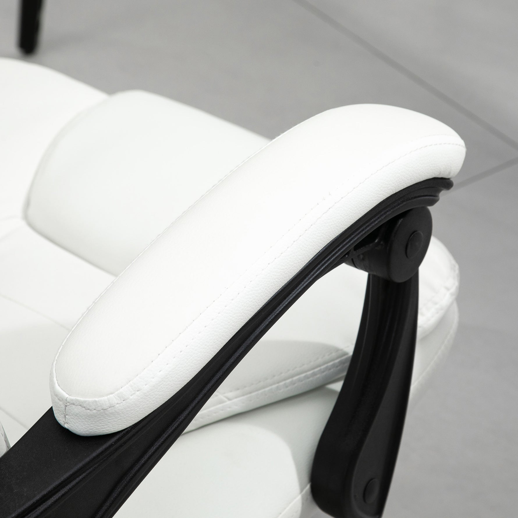 Fauteuil de Bureau Massant 7 Points, Chaise de Bureau Ergonomique avec Repose-pieds Rétractable, Dossier Inclinable 155°, Hauteur Réglable, Pivotant à 360°, télécommande Filaire, Blanc