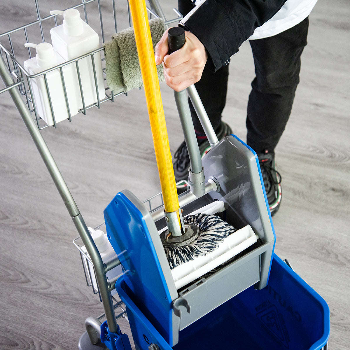 Carrello per pulizie carrello lavaggio carrello di pulizia professionale pressa a ganascia secchio 26 L + cestello portaoggetti dim. 73L x 45P x 95A cm blu