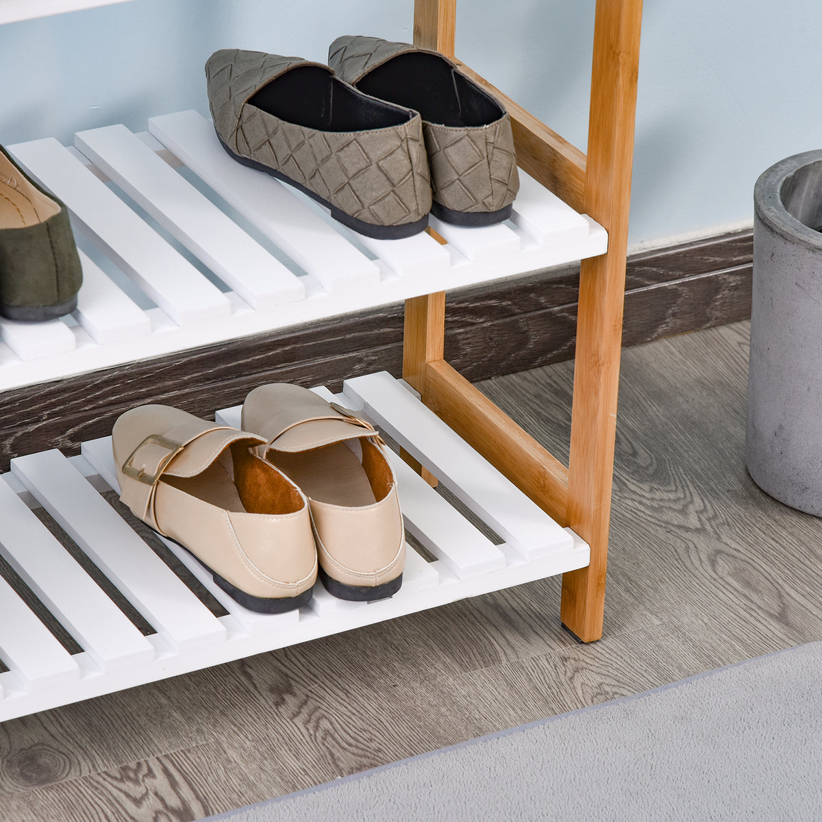 Étagère à chaussures à 3 niveaux, porte-chaussures en bois de pin avec 3 étagères à lattes, pour salon, entrée, 70 x 26 x 57,5 cm, blanc et effet bois naturel