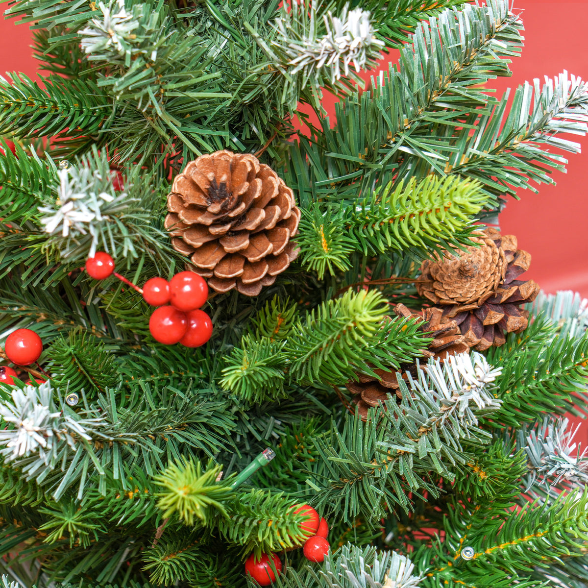 Sapin de Noël 60 cm arbre de Noël de table avec lumière LED, 141 pointes, pommes de pin et baies rouges, base en béton-7