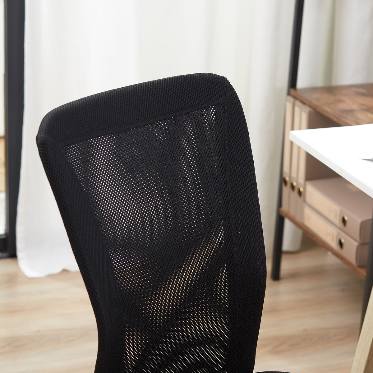 Lot 2 de chaises de bureau ergonomique hauteur réglable piètement chromé pivotant 360° revêtement maille noir