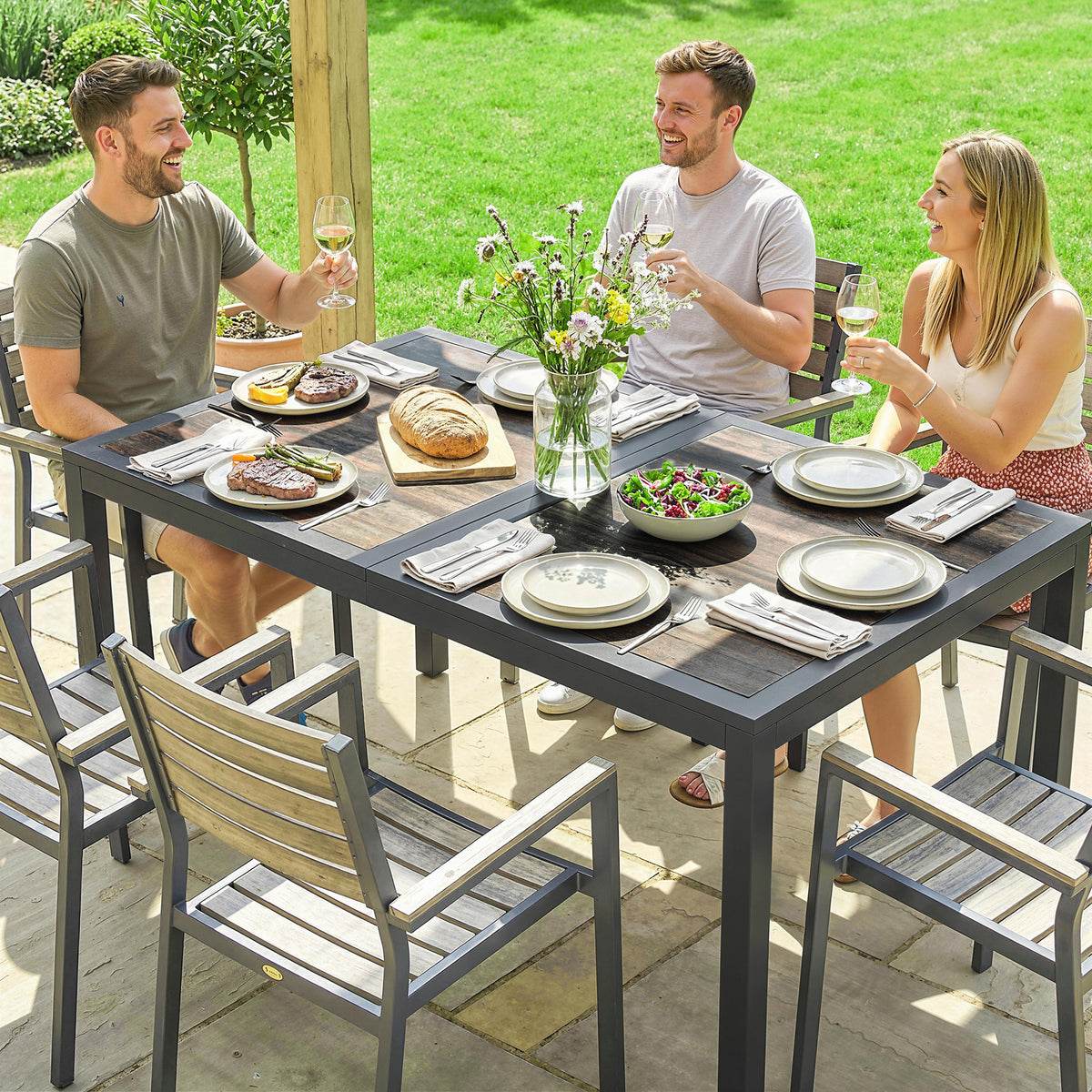 Table de jardin pour 4 à 6 personnes, table à manger extérieure avec plateau à effet bois, 140 x 80 x 72 cm, gris foncé