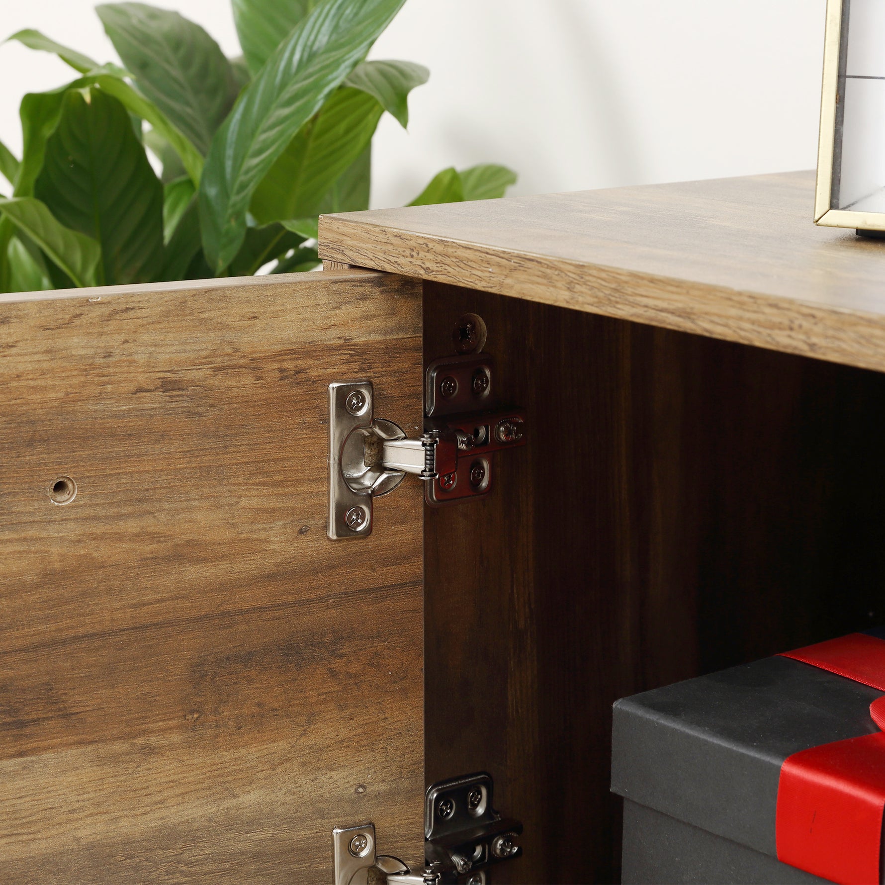 Meuble TV banc TV jusqu'à 50 pouces placard, 2 tiroirs et étagère - 2 passe-câbles - 132 x 39 x 45,5 cm marron noir