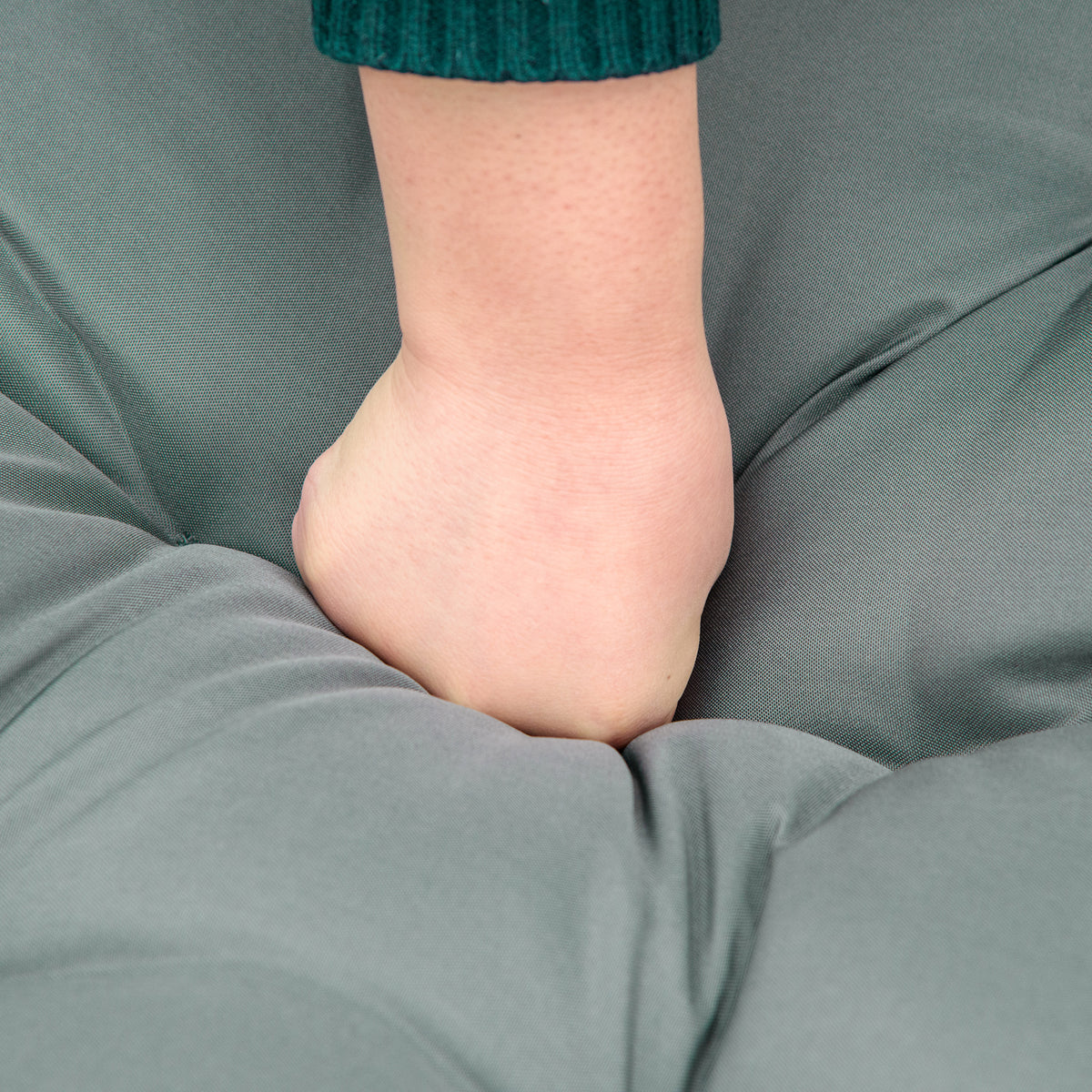 Fauteuil chaise de jardin avec repose-pieds en métal époxy et résine tressée aspect rotin avec coussins