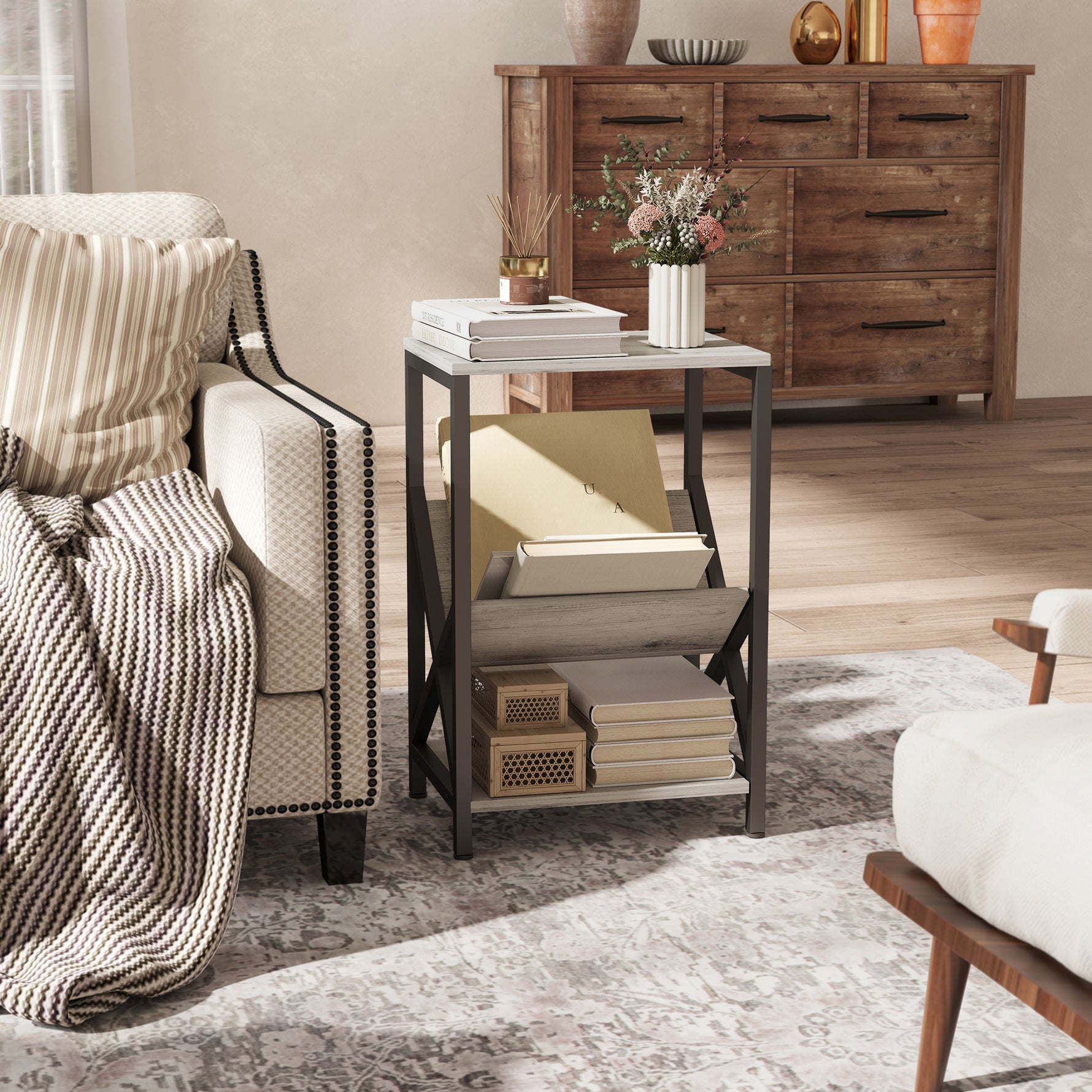 Table d'appoint étroite, bout de canapé rangement à 3 niveaux, porte-revues en V, cadre en acier, 40x30x61cm, gris foncé