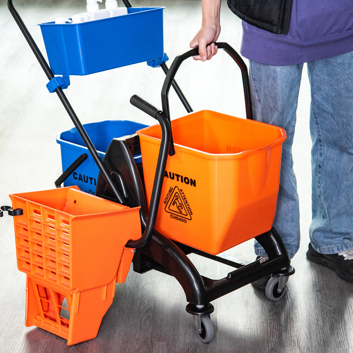 Chariot de ménage chariot de lavage professionnel essoreuse latérale seau 26 L + panier de rangements 78 x 45 x 95 cm métal et plastique orange