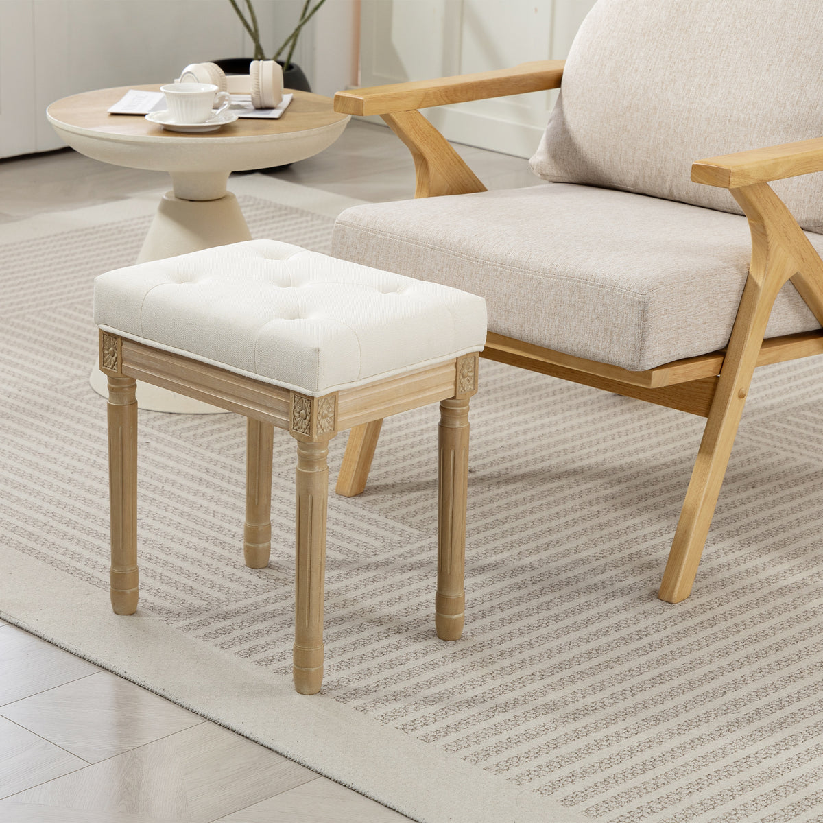 Voetenbank voor woonkamer, hocker, gestoffeerde zitting met linnenlook en poten van rubberhout, 42 x 32 x 46,5 cm, beige