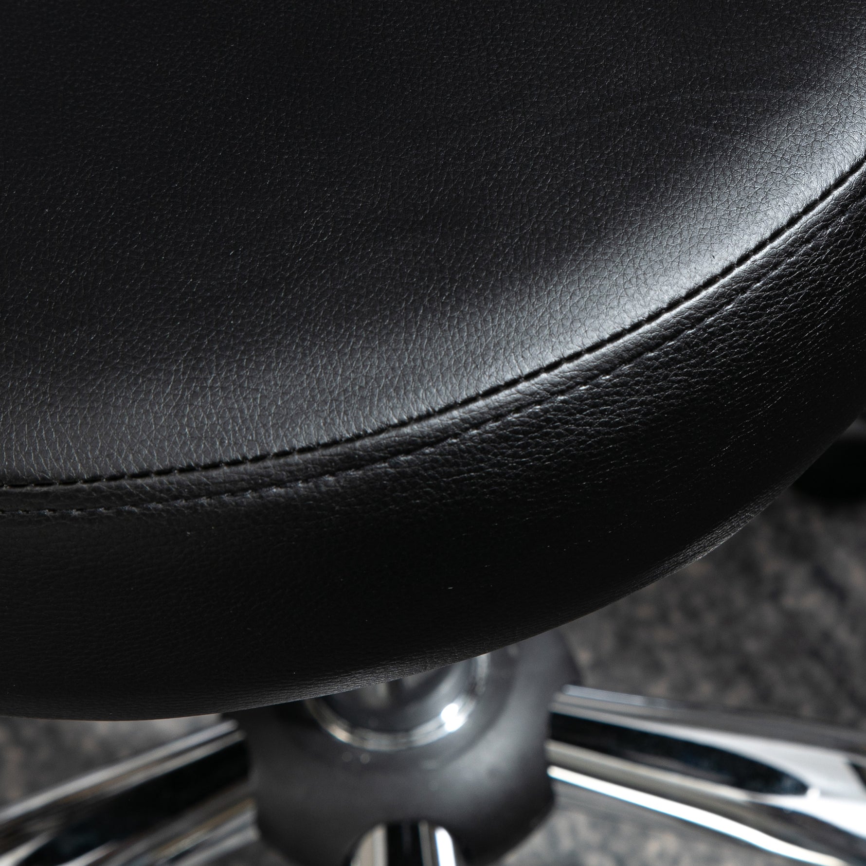 Tabouret à roulettes, tabouret de massage en PU avec hauteur réglable 73-88cm et dossier, chaise de travail pivotant 360°, cadre en acier, pour salon de massage, tatouage, clinique, spa, noir