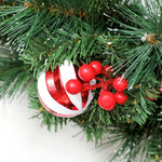 Couronne de Noël lumineuse 60 cm avec 50 LED, minuterie, 146 pointes, pommes de pin, baies, boules décoratives, vert