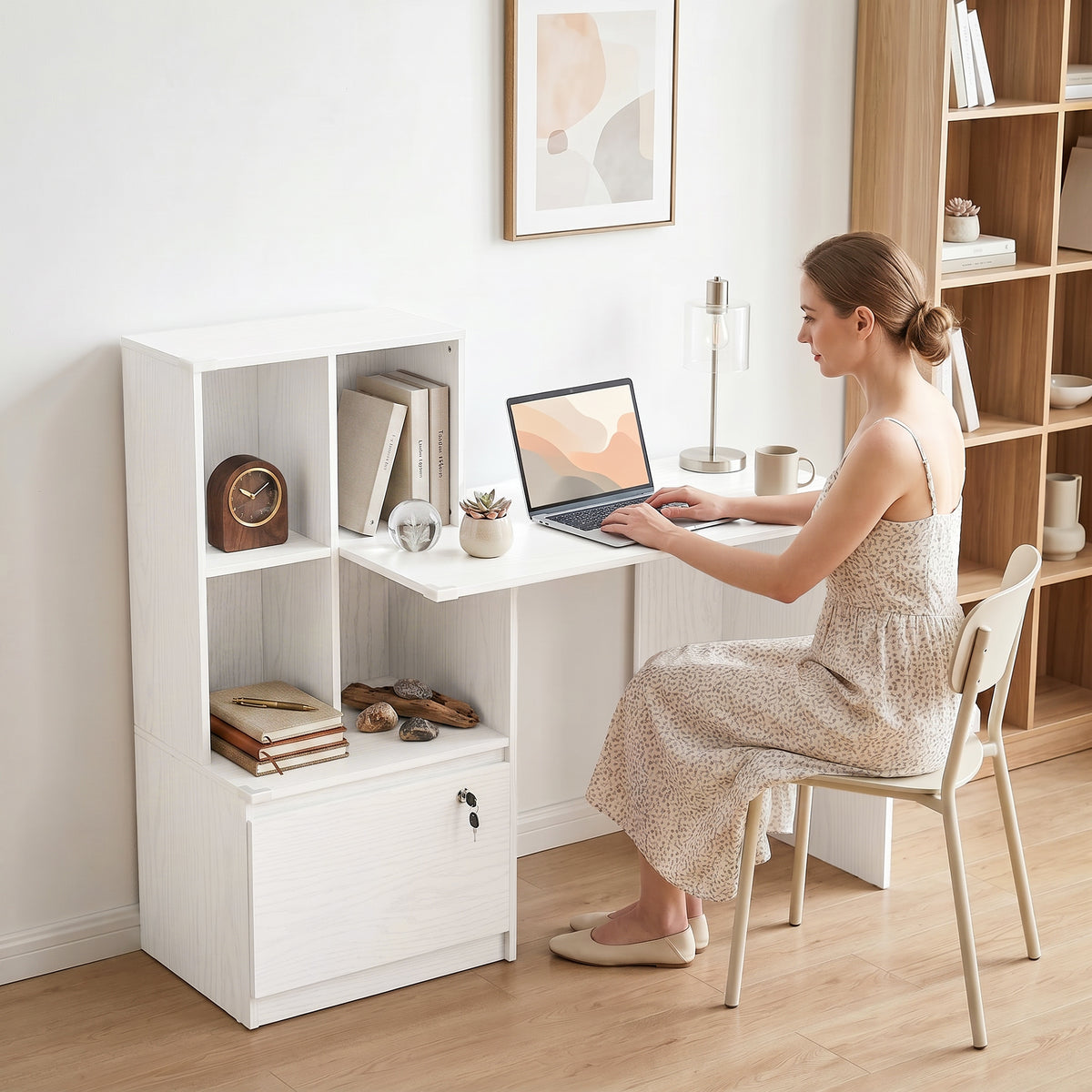 Scrivania con libreria a 4 scomparti e cassetto con serratura, 126 x 50 x 109 cm, venatura del legno bianca