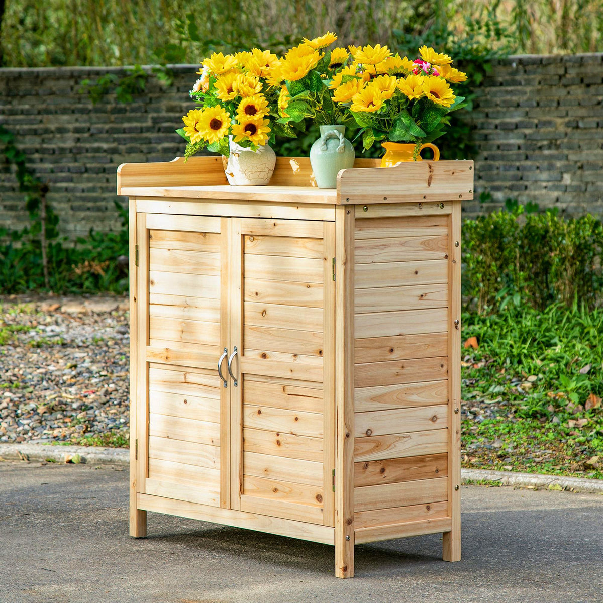 Armadio da giardino per attrezzi a pavimento con doppia anta e ripiano interno in legno massello di abete pre-oliato dim. 83L x 40P x 92A cm naturale