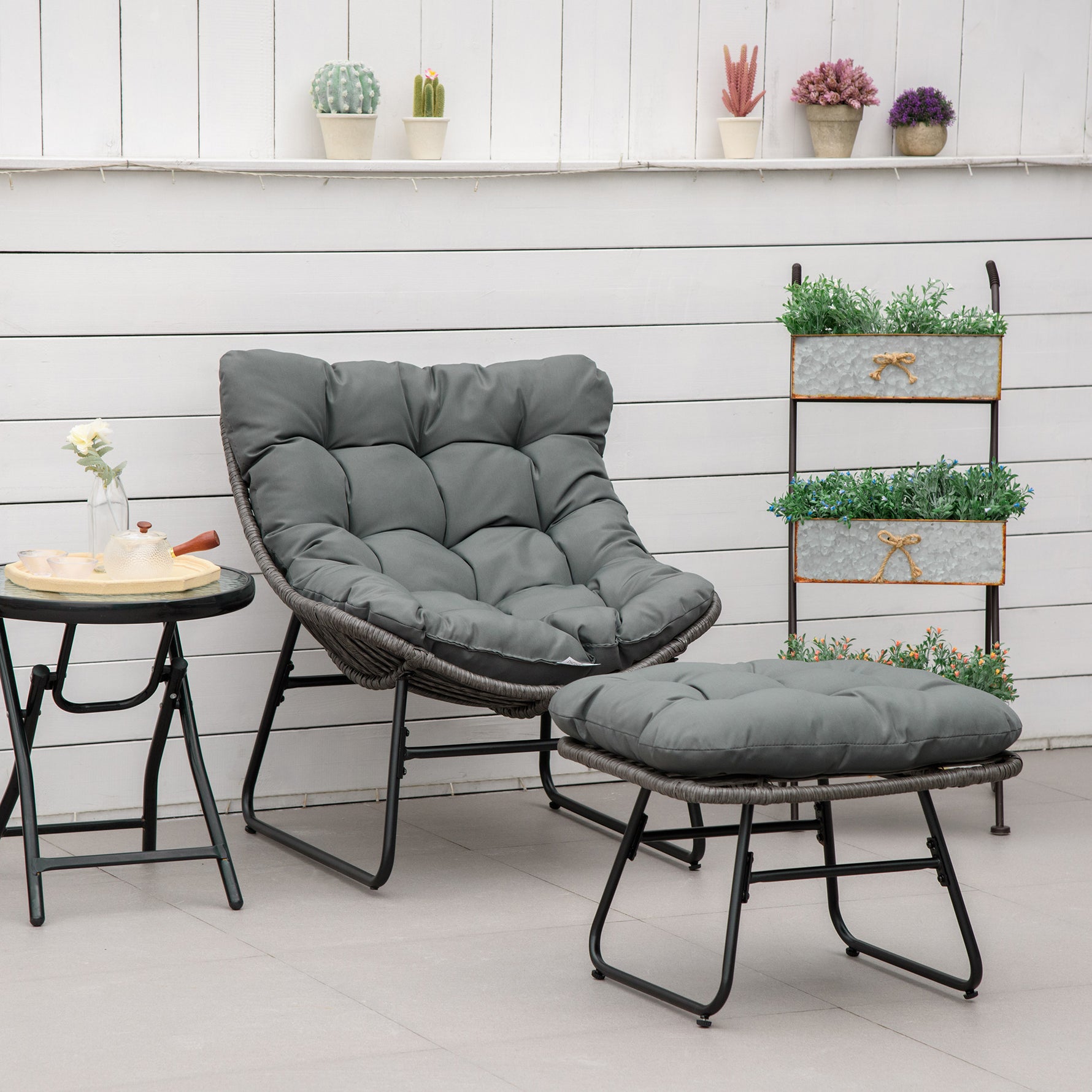 Fauteuil chaise de jardin avec repose-pieds en métal époxy et résine tressée aspect rotin avec coussins