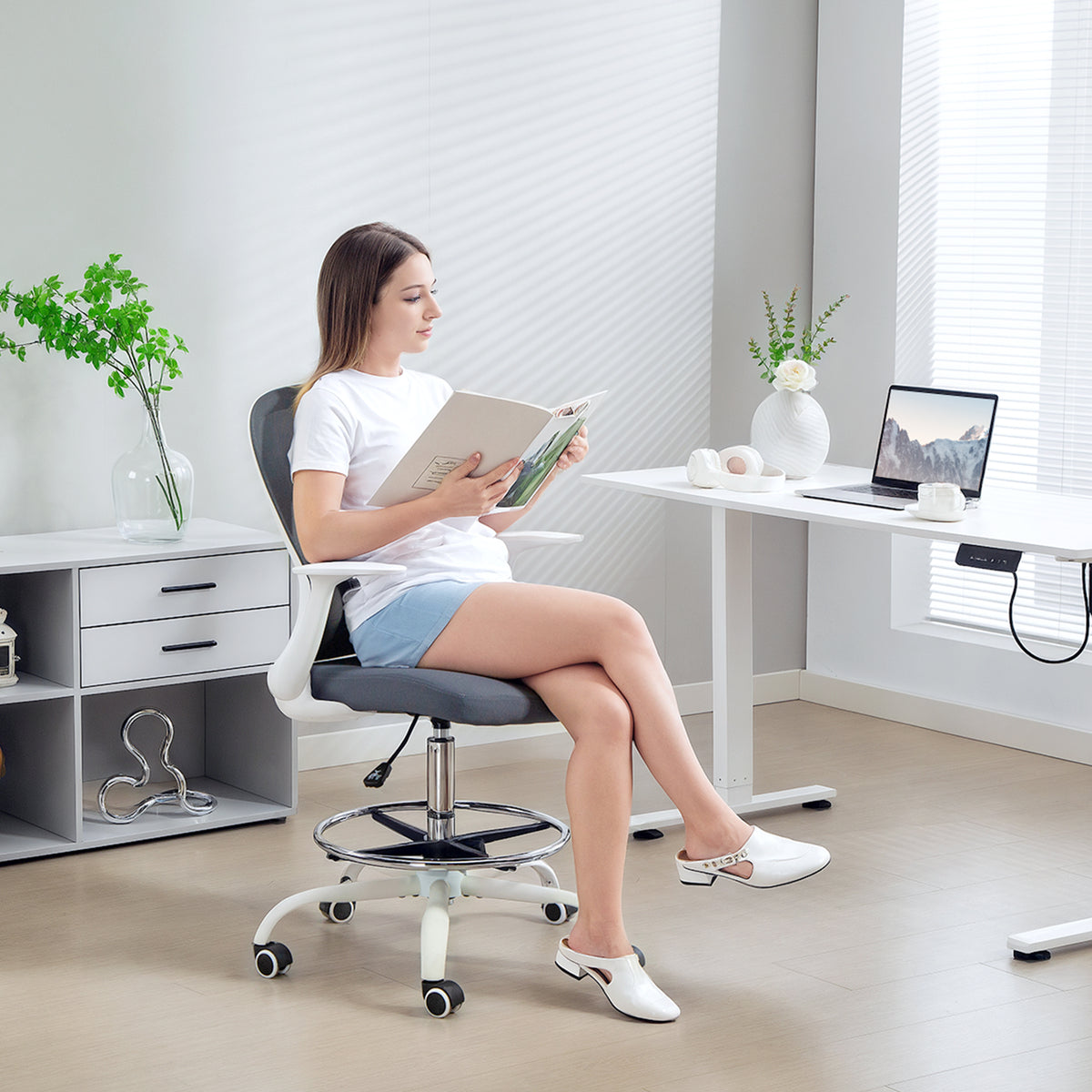Chaise bureau ergonomique avec repose-pieds ajustable et accoudoirs relevables, hauteur réglable, 59x62x99-119cm, gris