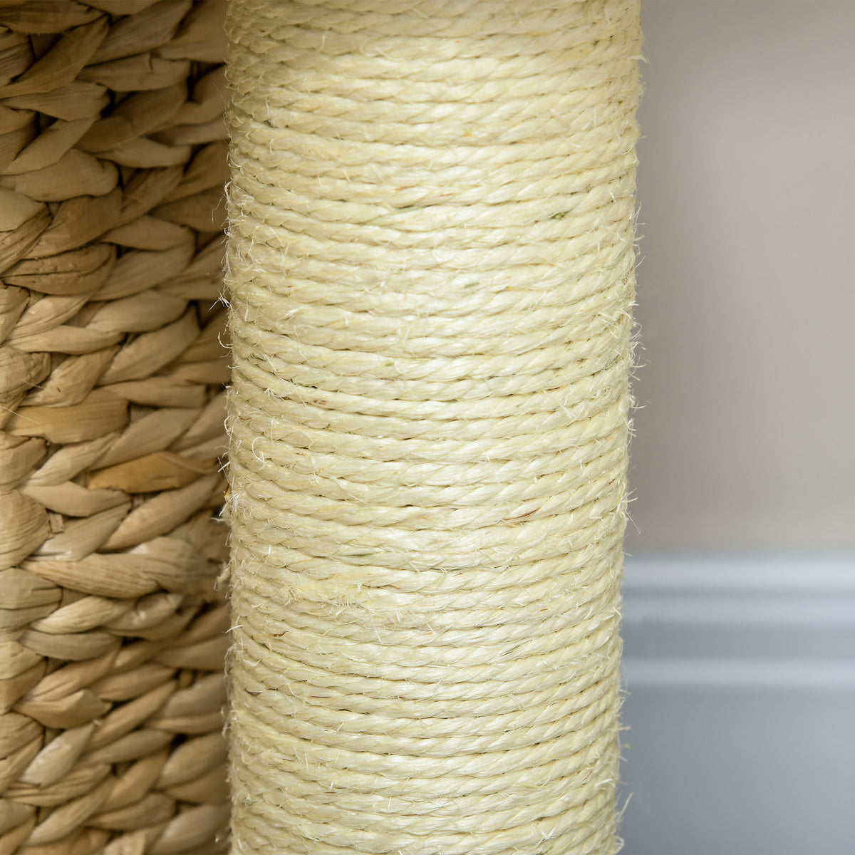 Tiragraffi per gatti in sisal naturale, 1 cuccia, cesta, pon-pon, peluche, giacinto d'acqua, 45 x 40 x 74 cm, beige