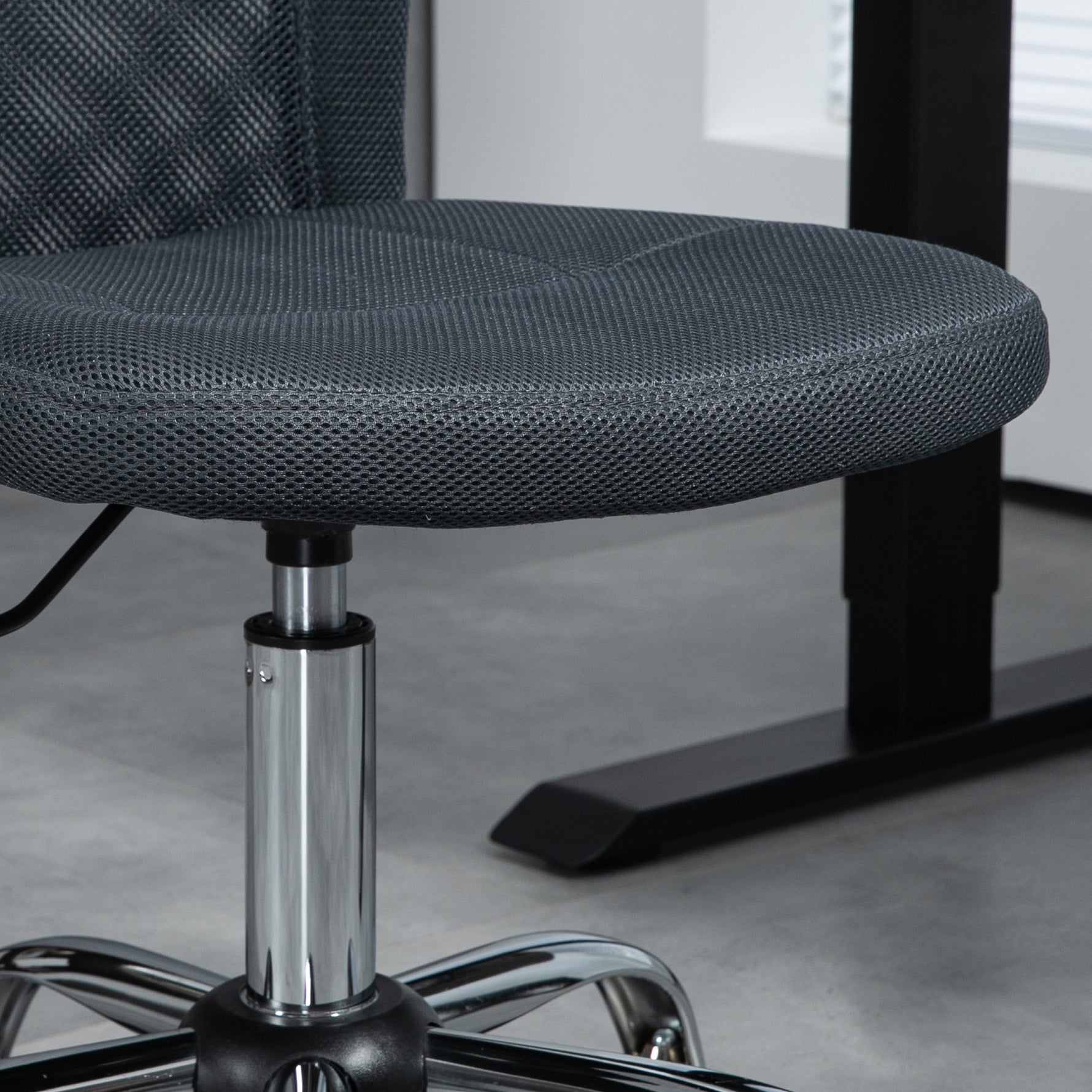 Chaise de bureau ergonomique hauteur réglable piètement chromé pivotant 360° revêtement maille gris foncé