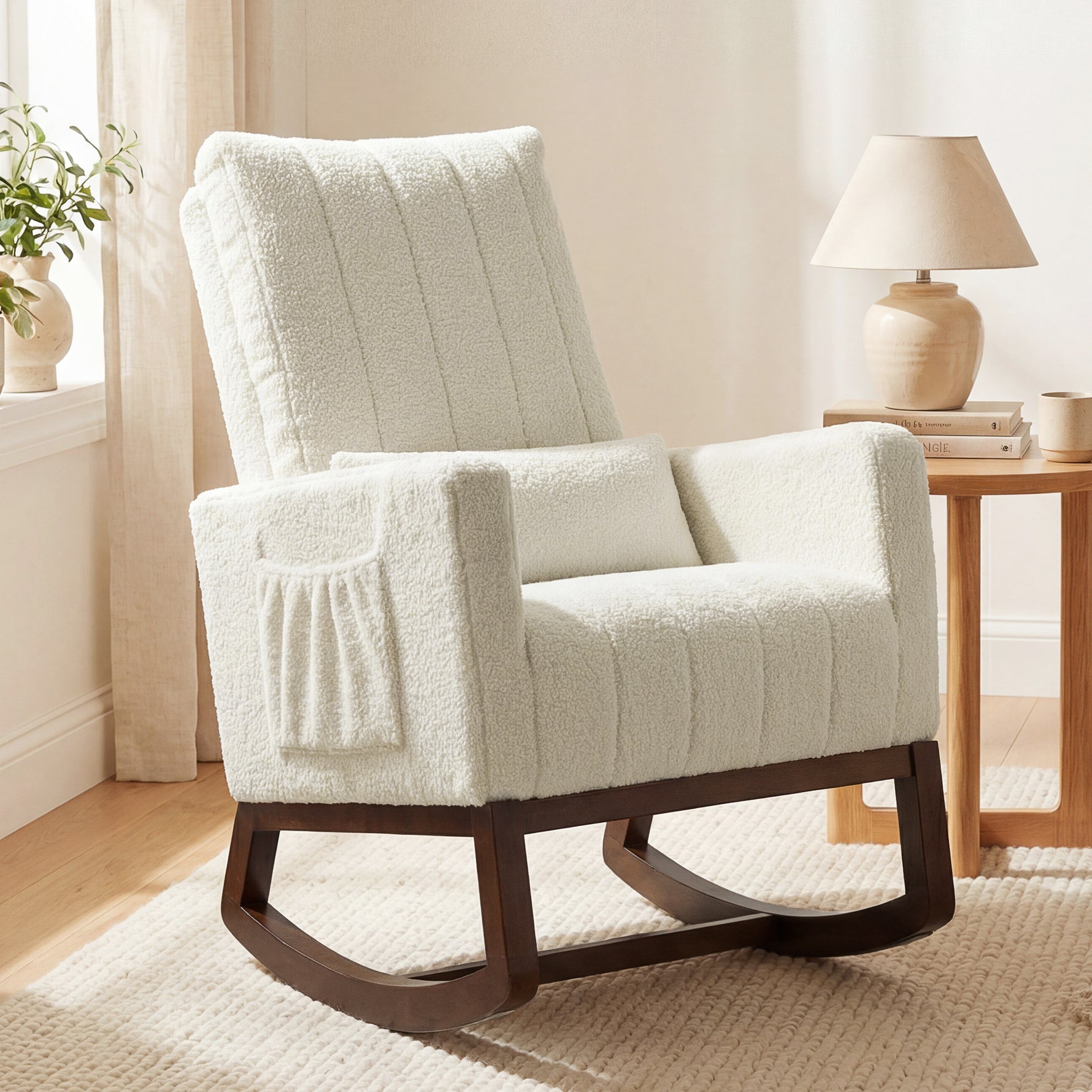 Fauteuil à bascule, rocking chair en flanelle neige rembourré, coussin lombaire, dossier haut, poches latérales, crème