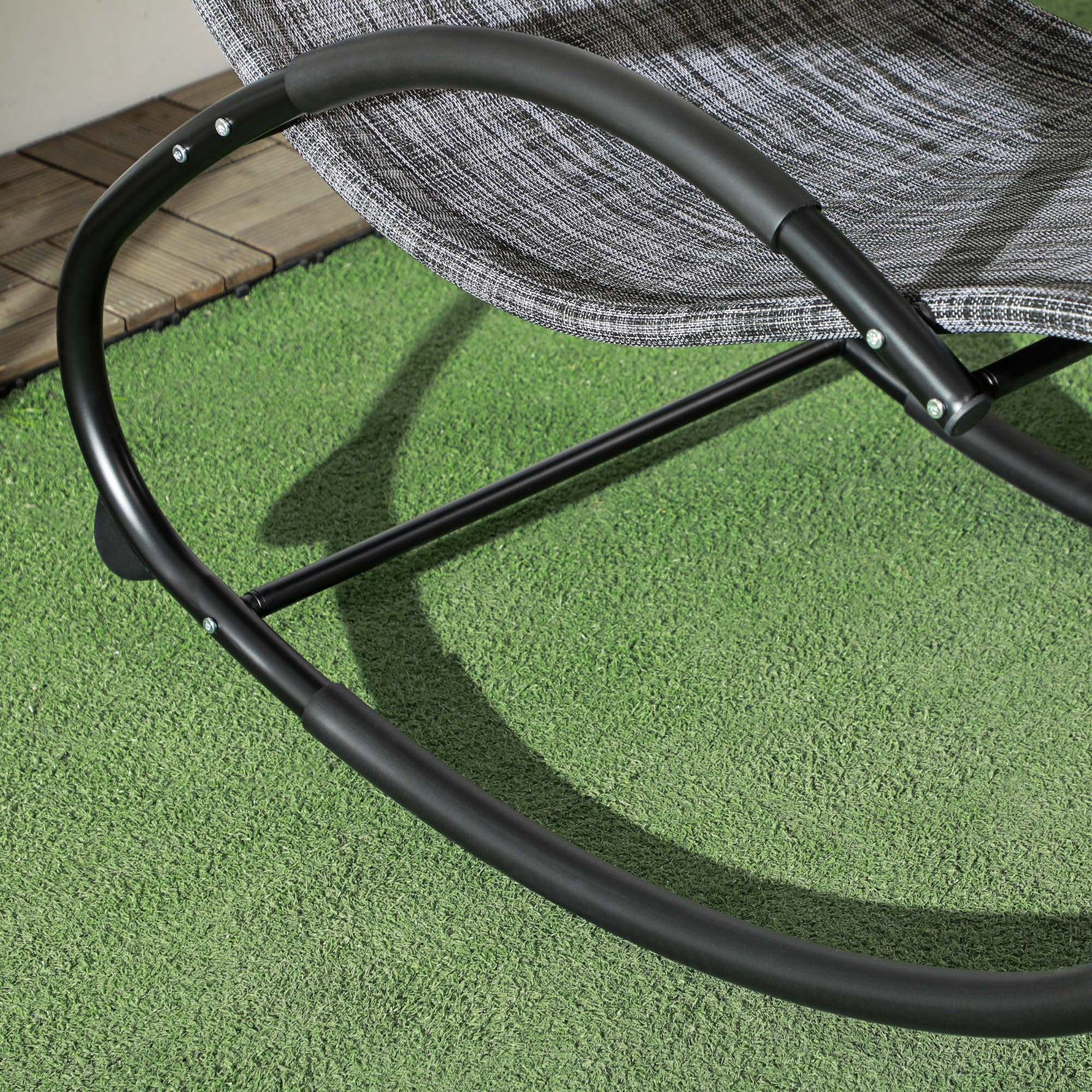 Chaise longue à bascule avec tétière utilisation extérieure intérieure gris chiné