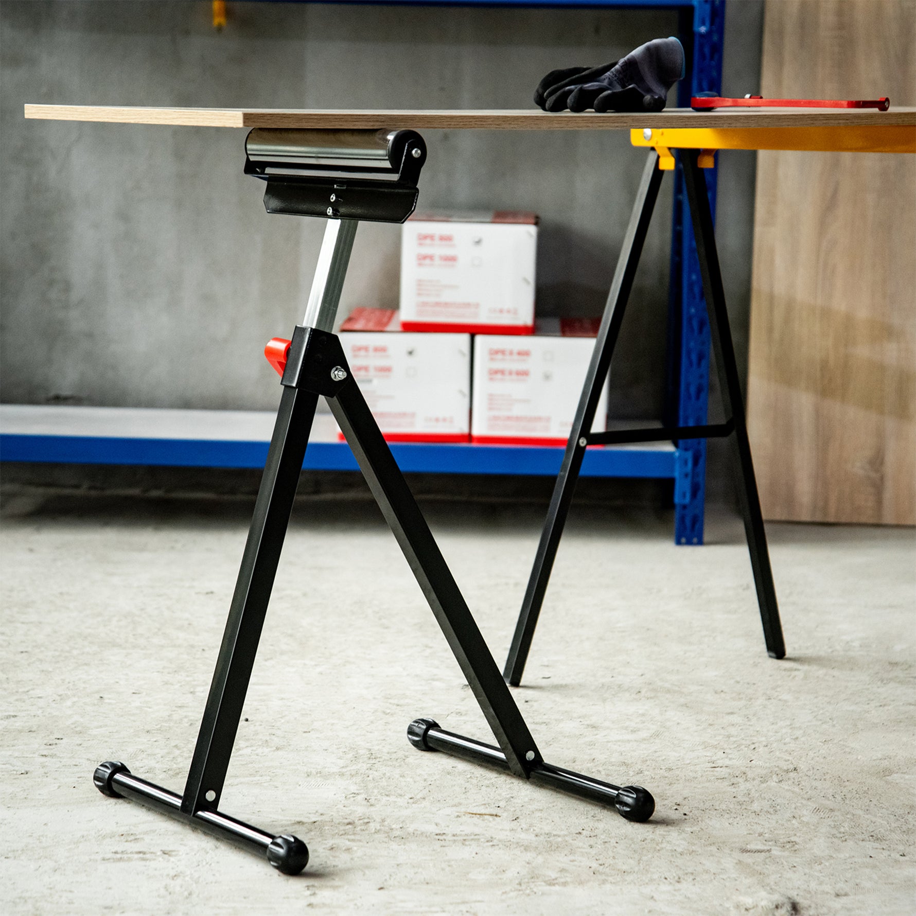 Servante d'atelier à rouleau pliable, support avec rouleau hauteur réglable 68 à 110 cm, charge max. 90 kg, noir