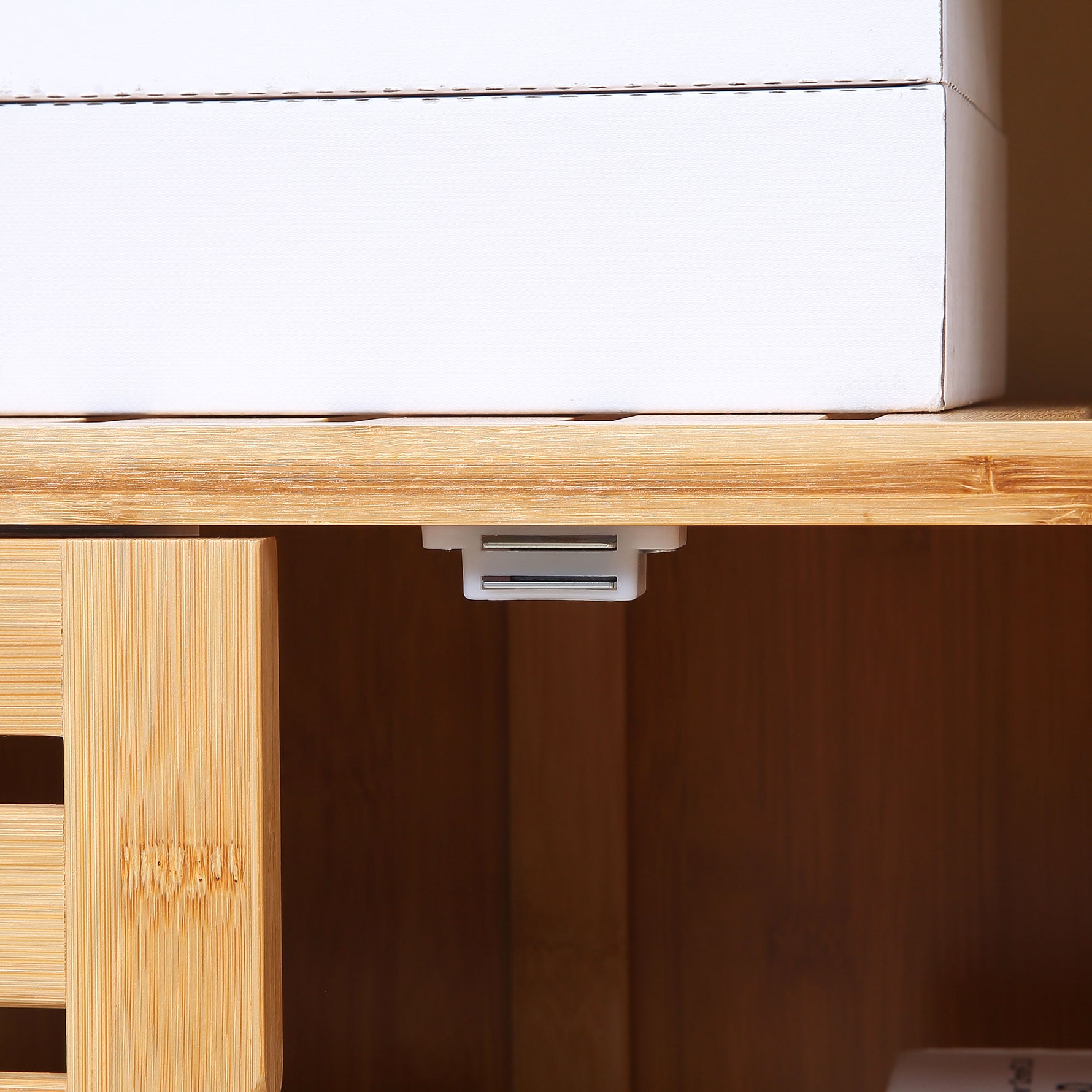 Buffet meuble de rangement 3 portes ajourées et étagères en bambou 100 x 35 x 82 cm naturel